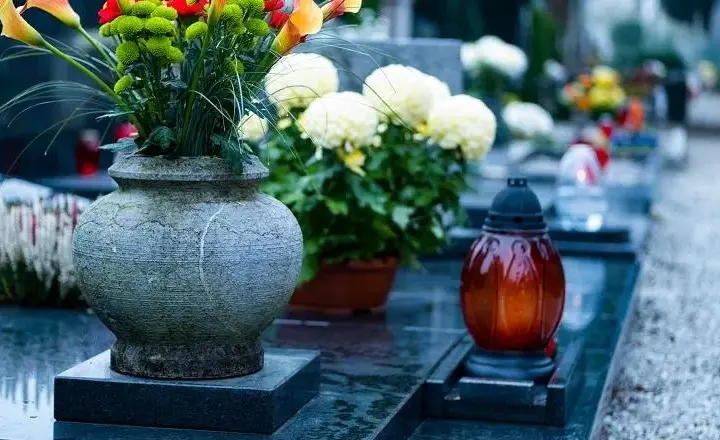 Czym się różni cmentarz komunalny od parafialnego? Kluczowe różnice