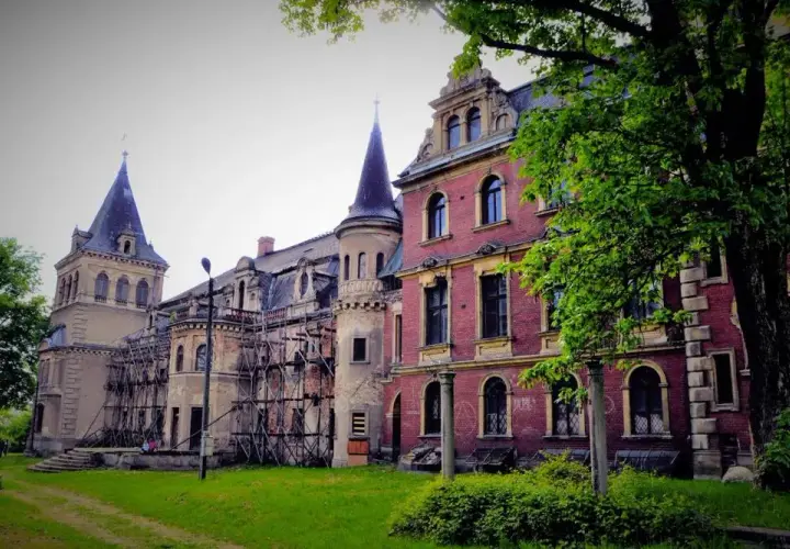 Pałac w Krowiarkach: Fascynująca historia i ukryte skarby architektury