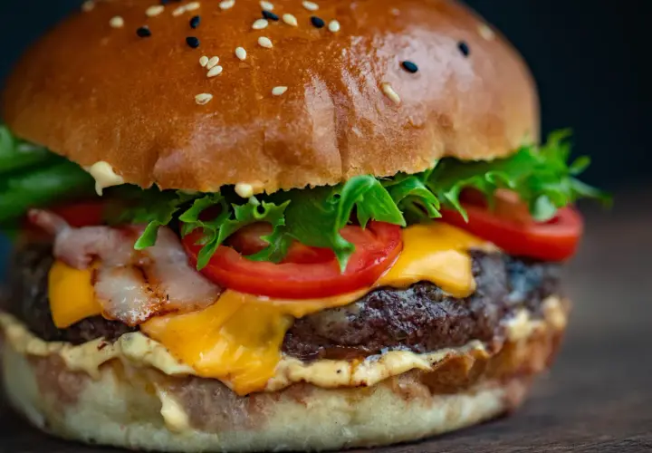 Jak doprawić mięso wołowe na burgery, by zaskoczyć smakiem