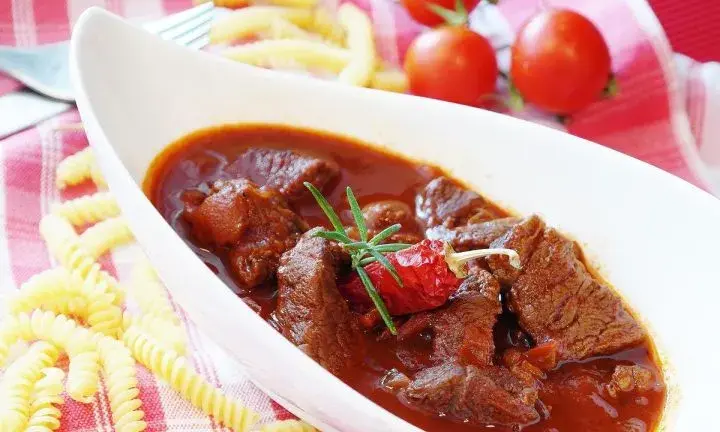 Jak idealnie przyprawić wołowinę na gulasz – sekret miękkiego i aromatycznego dania