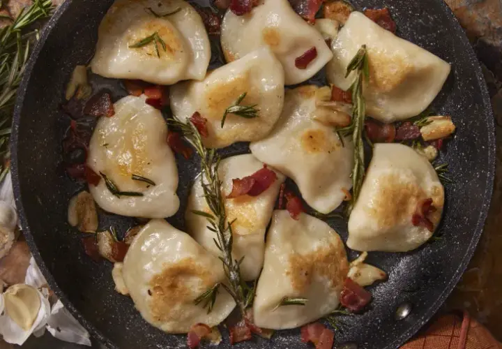Jak odgrzać pierogi na patelni, aby były znów chrupiące i smaczne