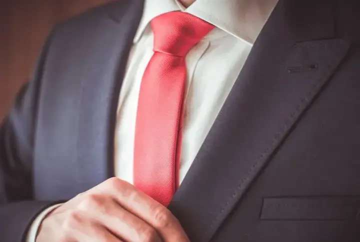Różowy krawat do jakiej koszuli: 5 najbardziej eleganckich zestawień