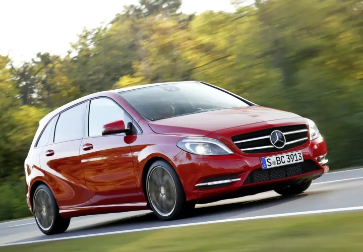 Mercedes Klasy B benzynowy – specyfikacja, historia i komfort jazdy