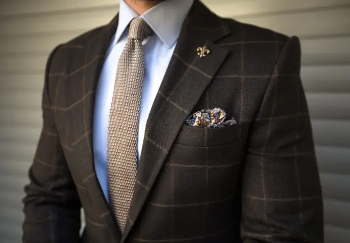 Jak dobrać krawat do brązowej koszuli: 5 zasad eleganckiego wyglądu