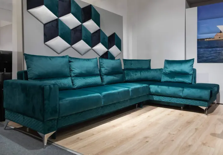 Narożnik czy sofa do małego salonu: Jak wybrać idealny mebel?
