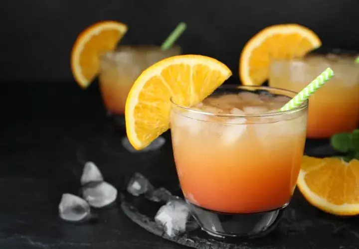 Pyszny drink z sokiem pomarańczowym i syropem malinowym, który orzeźwia