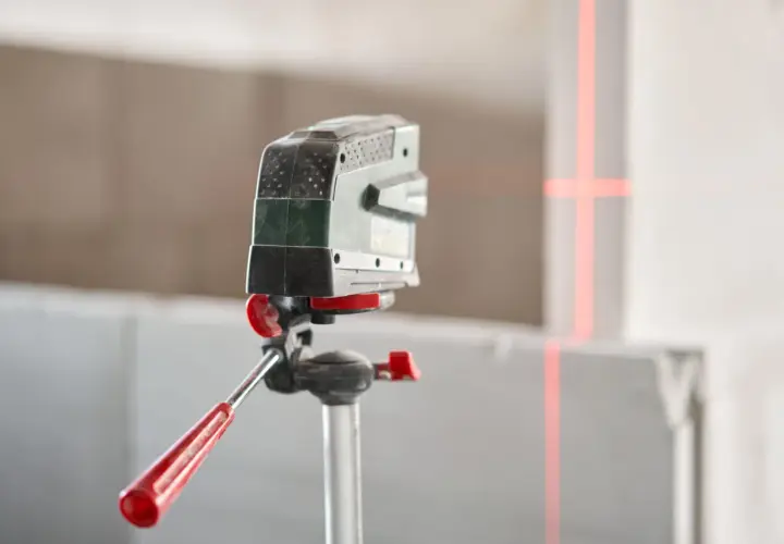 Najlepsza poziomica laserowa - uniknij błędów przy wyborze narzędzia