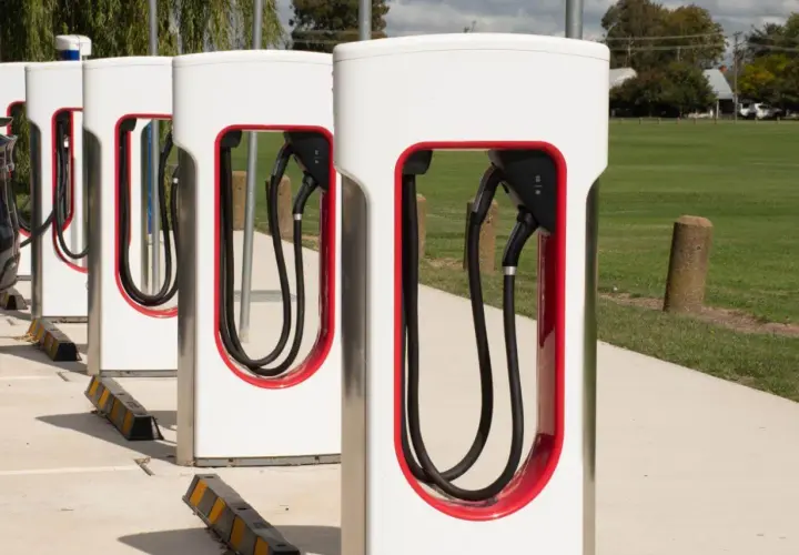 Ile kosztuje ładowanie Tesli? Sprawdź, jak zaoszczędzić na energii