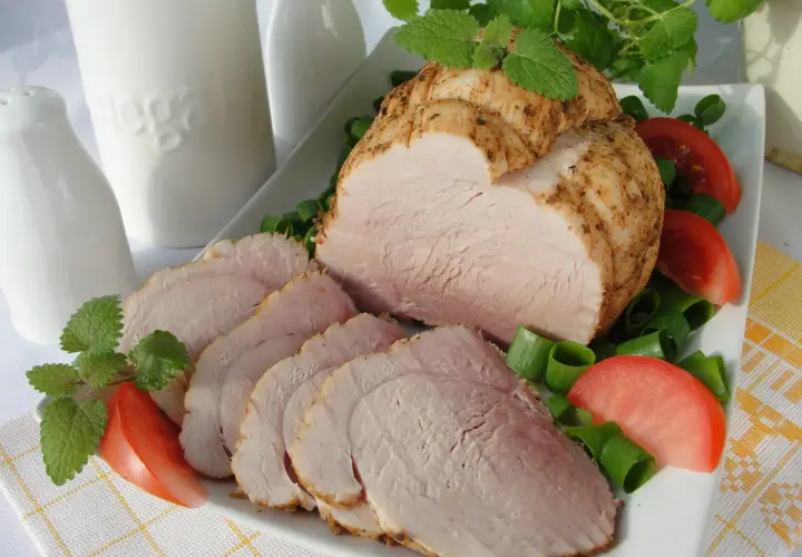 Domowa szynka ze schabu krok po kroku. Prosty przepis, który zachwyci każdego