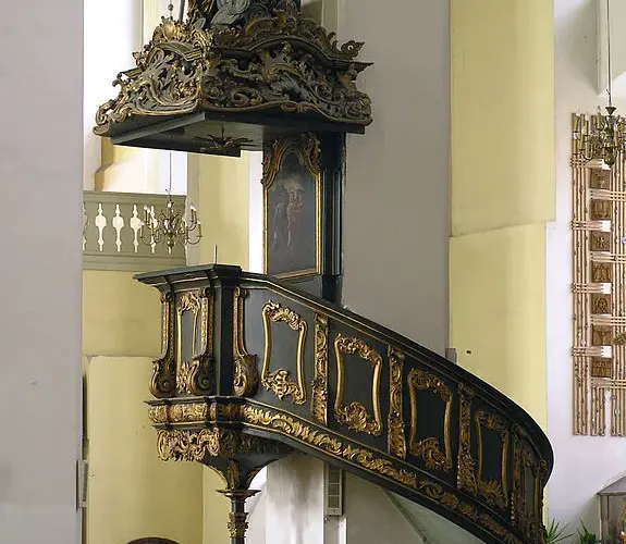 Co to jest ambona w kościele i jej niezwykłe znaczenie w liturgii