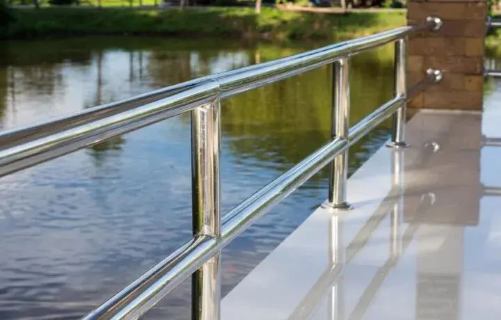 Jak skutecznie czyścić balustrady ze stali nierdzewnej bez uszkodzeń i z trwałym połyskiem
