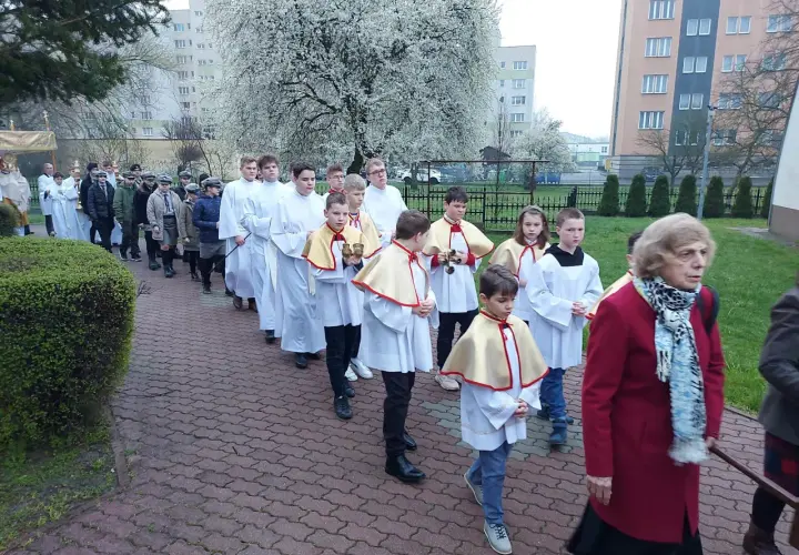 Ile trwa msza rezurekcyjna? Sprawdź, jak zaplanować czas na uroczystość