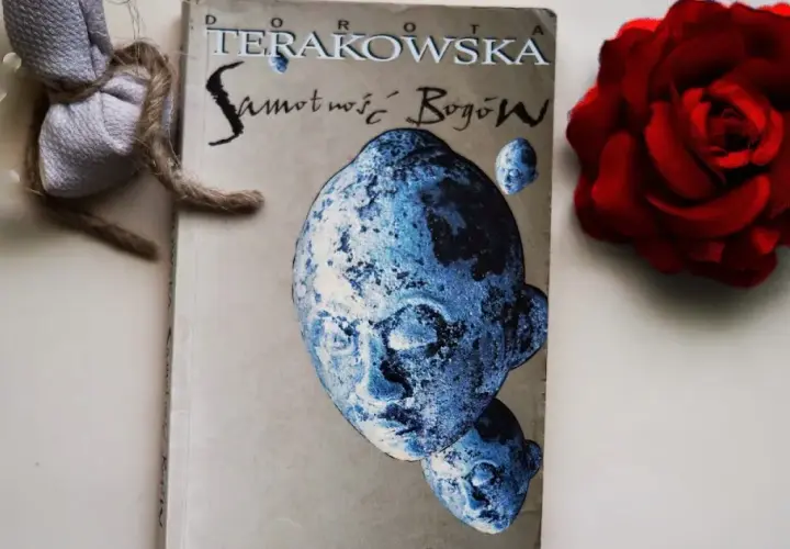 Recenzja książki Samotność Bogów – odkryj jej głębokie znaczenie