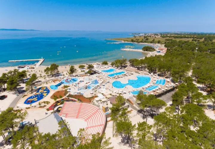 Camping z dziećmi – jak wybrać idealne miejsce z atrakcjami wodnymi?