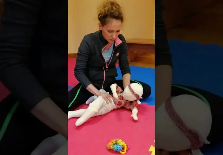 Jak nauczyć dziecko siadać z pozycji leżącej w prosty sposób