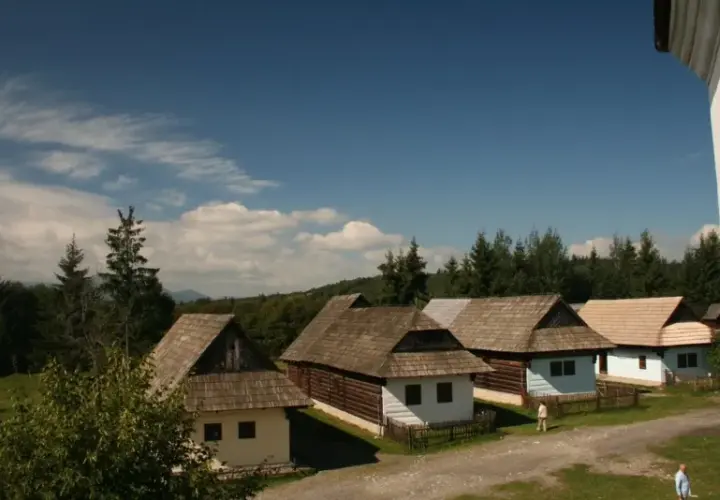 Skansen w Słowacji: Odkryj fascynującą kulturę Orawy i jej tradycje