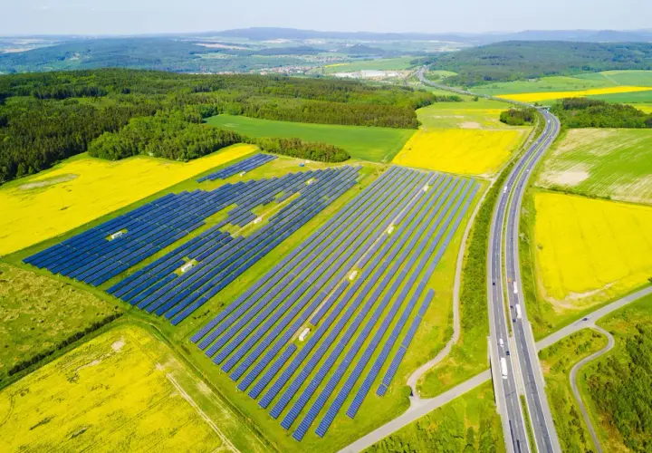 Co lepsze solary czy fotowoltaika – porównanie kosztów, zalet i wad dla domu