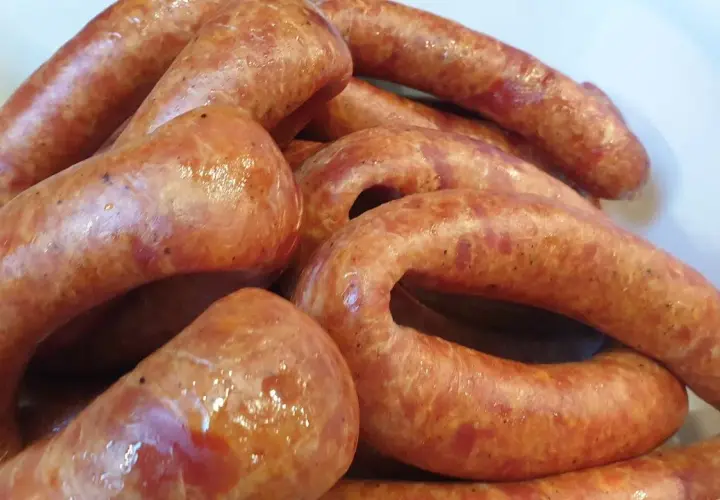 Kiełbasa krucha z galaretką: łatwy przepis na wyjątkowe danie