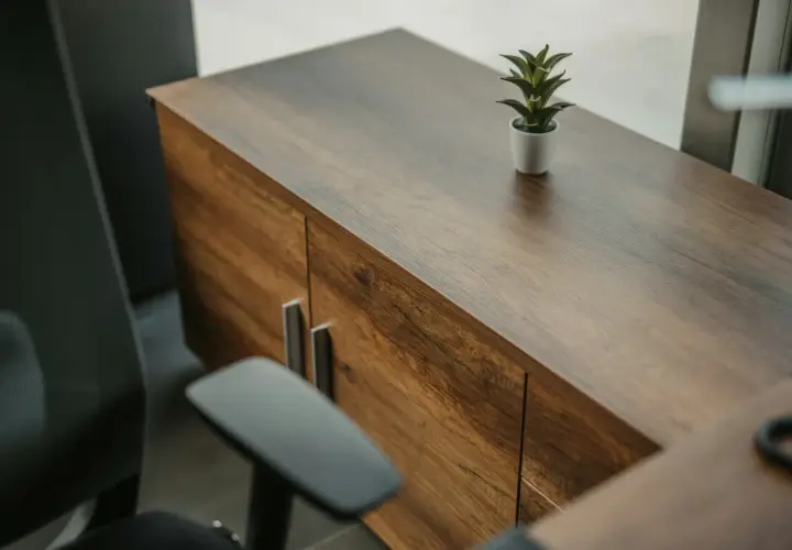 Czy warto kupować meble drewniane bezpośrednio od producenta?