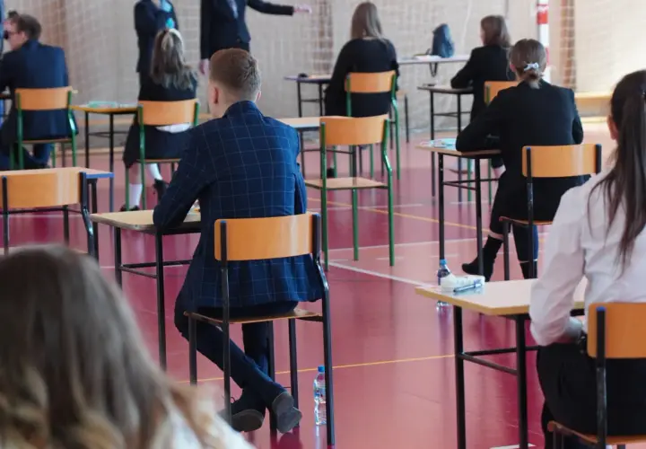 O której zaczynają się matury? Kluczowe informacje i godziny egzaminów