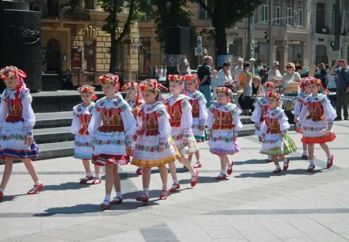 Taniec polka skąd pochodzi? Odkryj zaskakujące fakty o jego historii