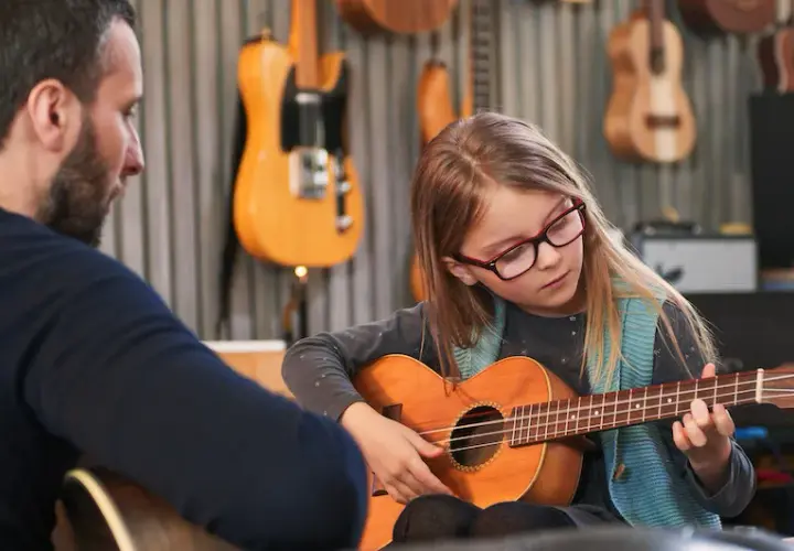 Naucz się grać zawsze tam gdzie ty na ukulele - kompletny poradnik 2025