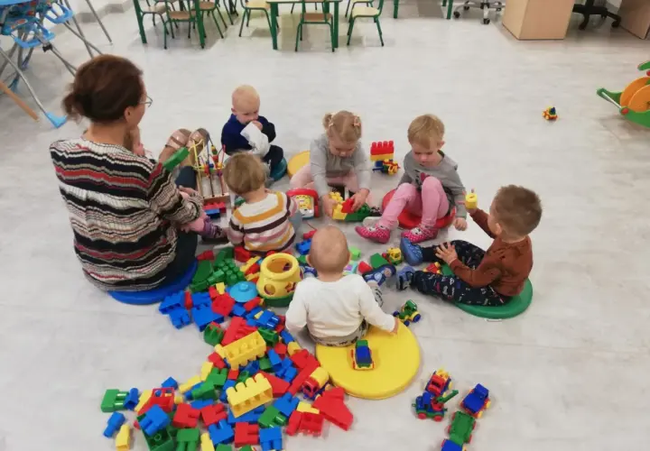 Zabawki integracyjne – jak wybrać najlepsze dla rozwoju społecznego dziecka