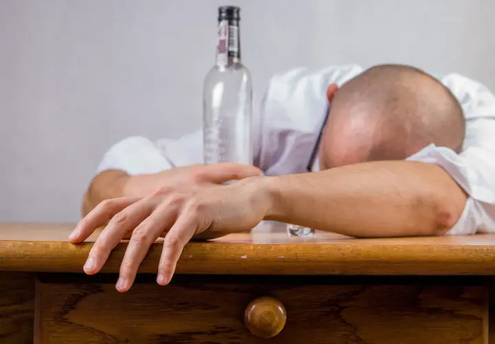 Czy picie codziennie drinka to alkoholizm? Oto, co musisz wiedzieć