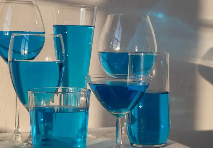 Krewetki koktajlowe to najlepszy przepis na imprezę w stylu retro