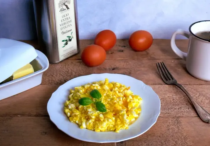 Czy jajecznica jest zdrowa? Poznaj jej wartości odżywcze i korzyści zdrowotne.