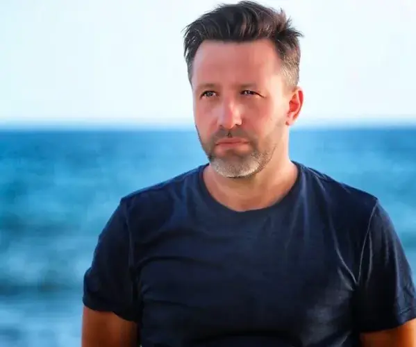 Bartosz Łabęcki jako lektor z Hotelu Paradise – tajemnice i życie osobiste