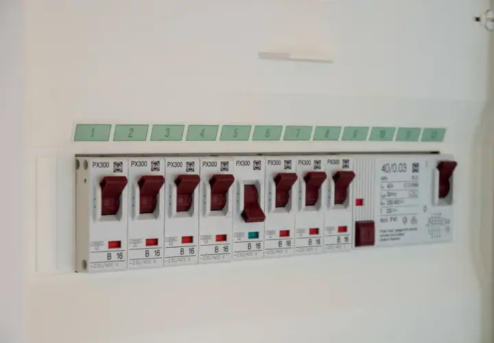 Jak działają bezpieczniki i dlaczego są kluczowe dla bezpieczeństwa elektrycznego
