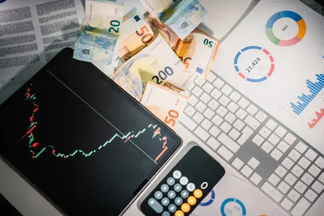 Jak kryptowaluty zmieniają przemysł filmowy: Blockchain, NFT i finansowanie filmów