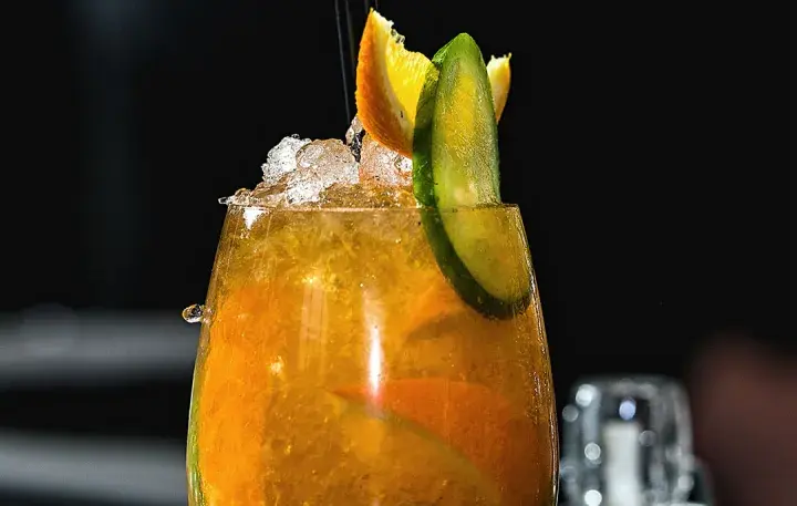 Najlepsze drinki z Metaxą, które zaskoczą Twoich gości
