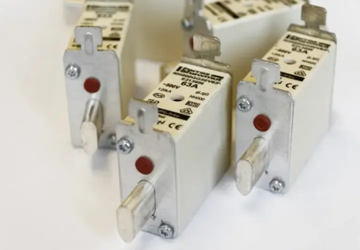 Bezpieczniki w sklepie: Gdzie tanio i bezpiecznie kupić elektryczne zabezpieczenia