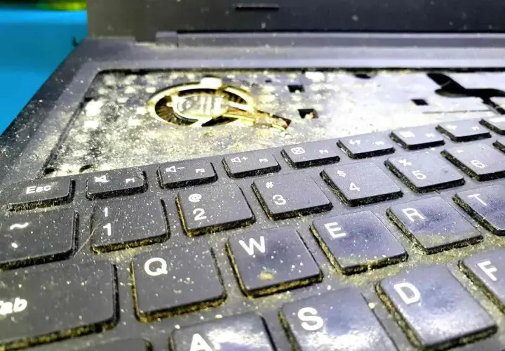 Czym czyścić laptopa z zewnątrz, aby uniknąć uszkodzeń?