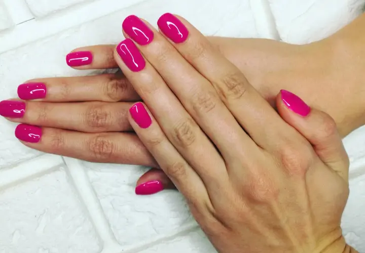 Ile kosztuje manicure hybrydowy z przedłużeniem i jak uniknąć przepłacania