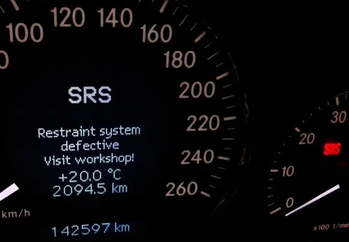 SRS w Mercedes-Benz: kluczowe informacje o działaniu i problemach systemu