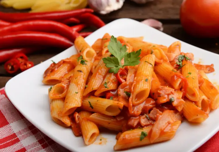 Prosty przepis na penne z boczkiem – idealny obiad w 30 minut