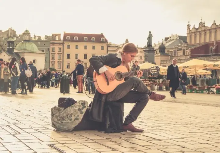Poznaj realne zarobki muzyka ulicznego: ile można zarobić grając na ulicy?