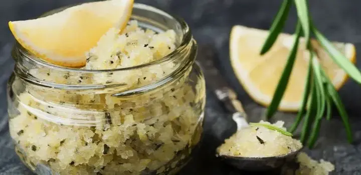 Jak zrobic domowy peeling: Proste przepisy na zdrową skórę
