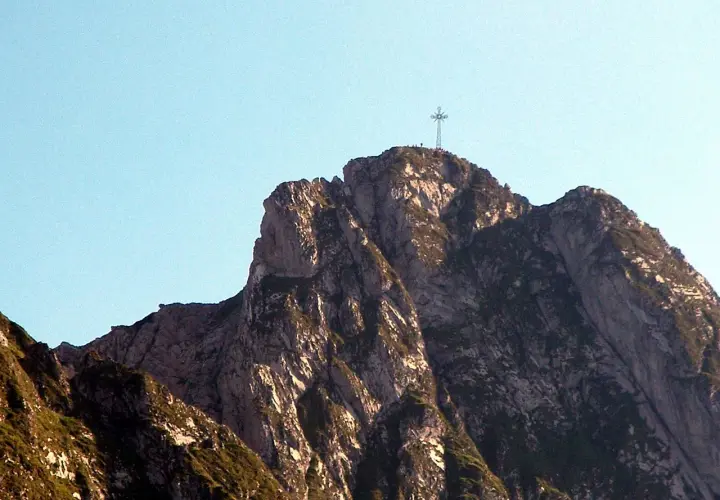 Co oznacza krzyż na Giewoncie? Historia i znaczenie symbolu Tatr