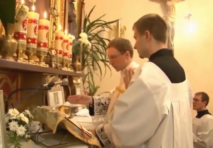 Jak się ubrać na msze trydencką, aby zachować elegancję i skromność