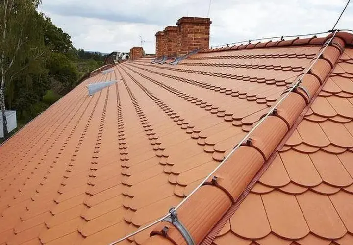 Ile waży m2 dachówki ceramicznej? Zaskakujące różnice w ciężarze!