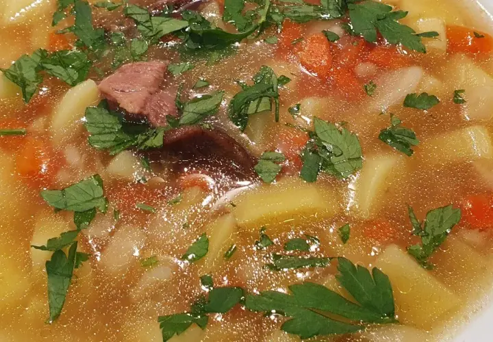 Jaka zupa na golonce wieprzowej? Odkryj pyszne przepisy na zupy