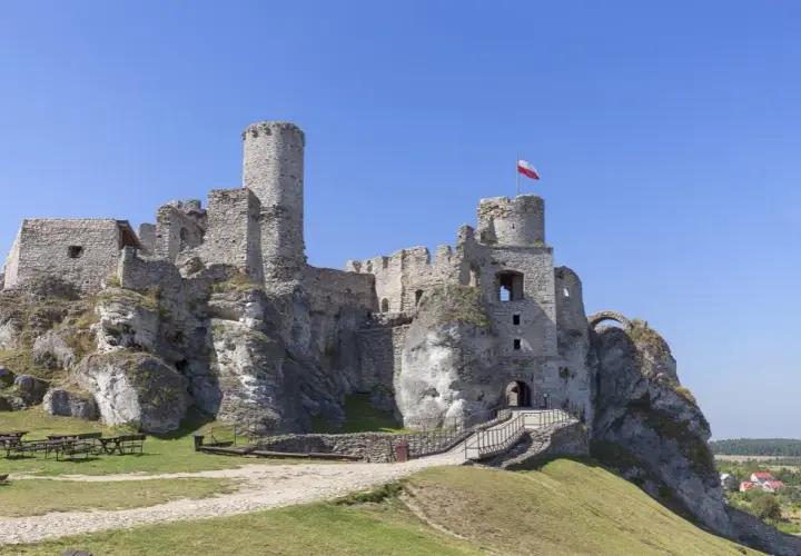 Zamek Ogrodzieniec w Podzamczu: historia, ceny biletów i atrakcje, które musisz zobaczyć
