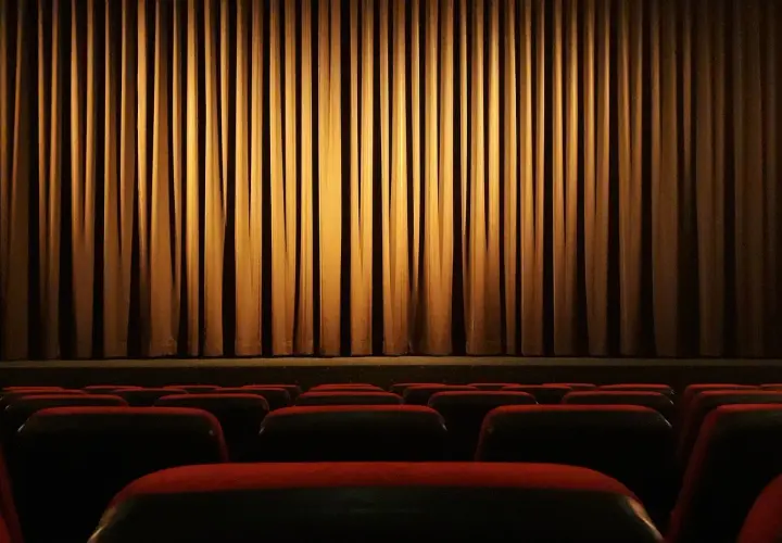 Ile trwa przerwa w teatrze? Czas, który warto znać przed spektaklem
