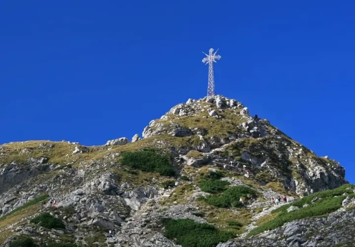 Kiedy postawiono krzyż na Giewoncie? Historia, która zaskakuje
