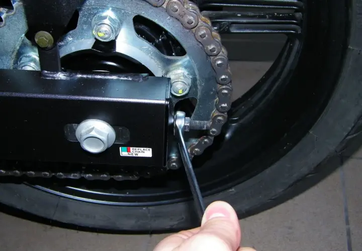 Prawidłowe napięcie łańcucha w motorowerze - naciąganie krok po kroku
