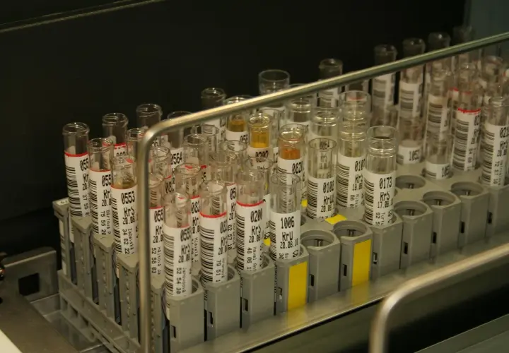 Nie każda probówka jest taka sama. Jak wybrać odpowiednią do profesjonalnego laboratorium?